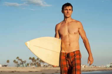 aktif genç sörfçü bir surfboard holding