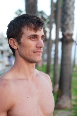 Plajı'nda etkin bir genç adam portresi