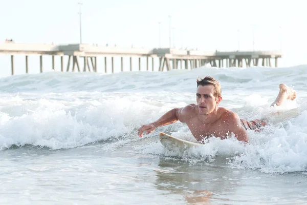 アクティブな若い男が海でサーフィン — ストック写真