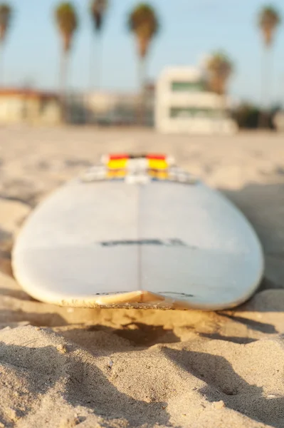 Sahilde sörf tahtası — Stok fotoğraf