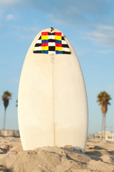 Deska surfingowa na plaży — Zdjęcie stockowe