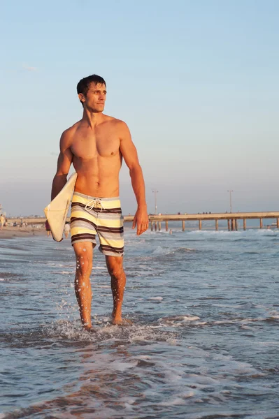 Retrato de un surfista en la playa —  Fotos de Stock