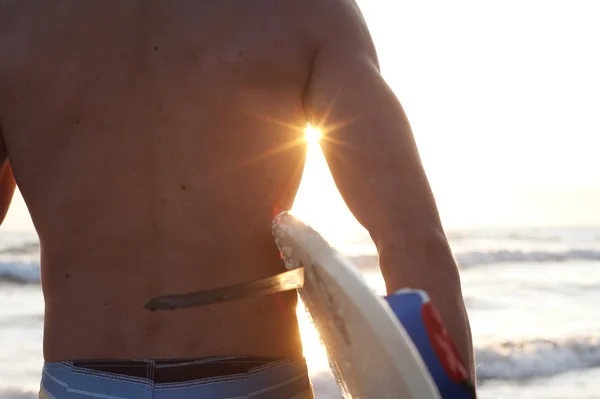 Sahilde sörfçü — Stok fotoğraf