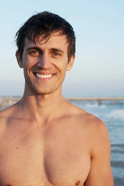 Active young man at the beach — Stock Photo, Image