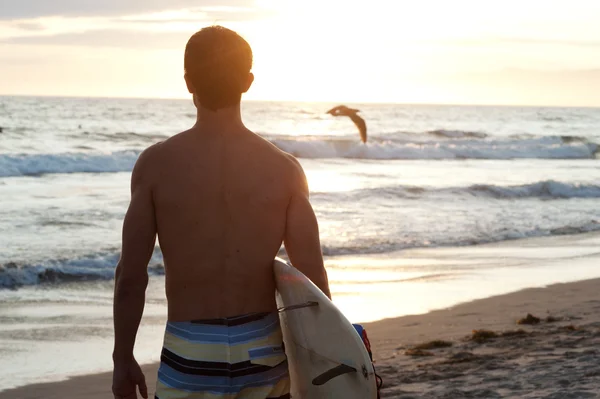 Surfer na plaży — Zdjęcie stockowe