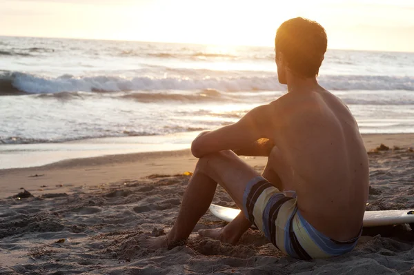 Surfista in spiaggia — Foto Stock