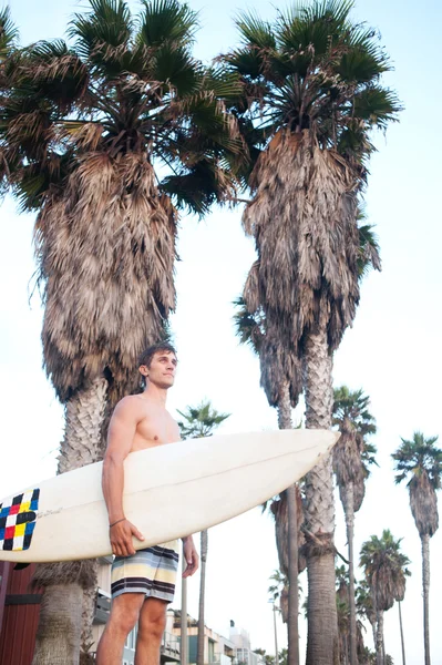 Surfař na pláži — Stock fotografie