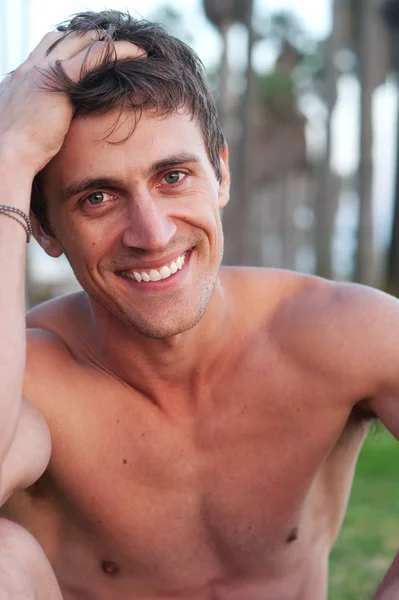 Retrato de um jovem ativo na praia — Fotografia de Stock