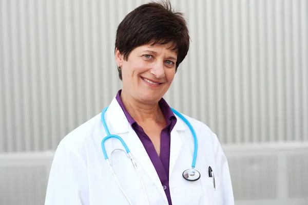 Sonriente médico mujer con estetoscopio. —  Fotos de Stock