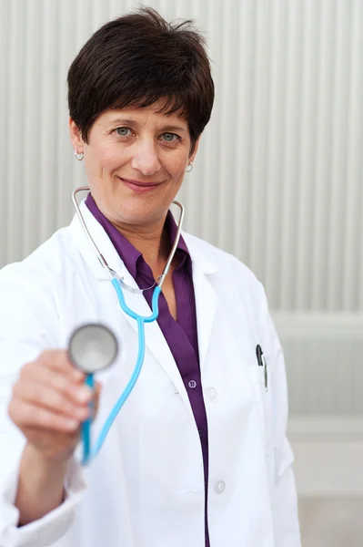 Sorridente médico mulher com estetoscópio. — Fotografia de Stock