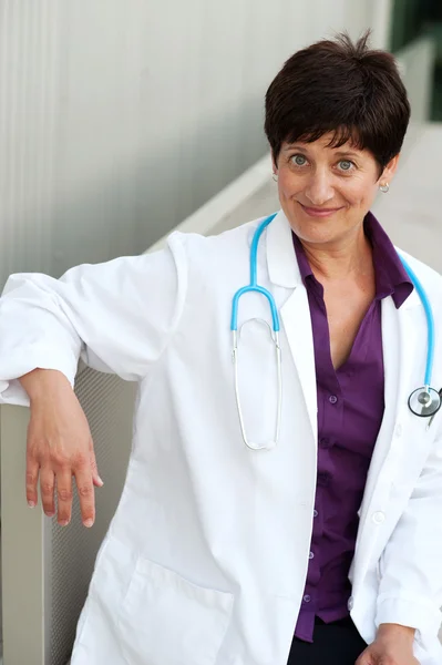 Sonriente médico mujer con estetoscopio. —  Fotos de Stock