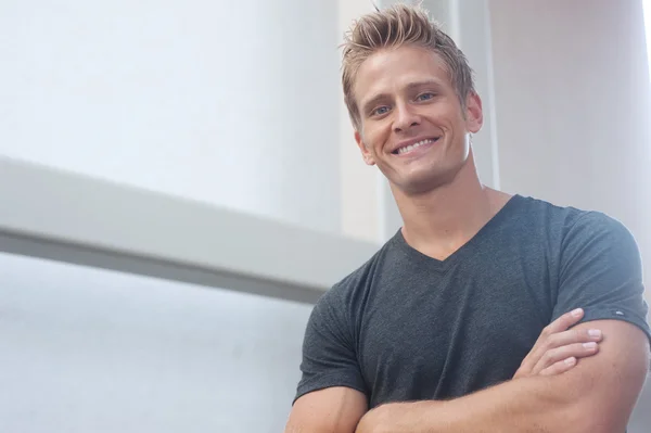 Portrait of a happy young man looking at camera — Stockfoto