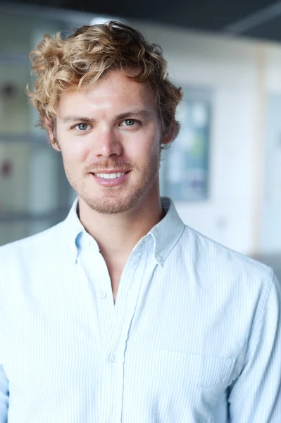 Retrato de un hombre guapo — Foto de Stock