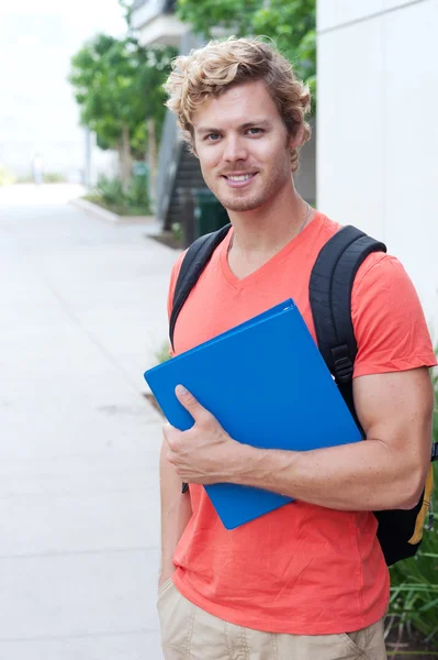 Portrait de l'étudiant masculin debout — Photographie monkeybusiness