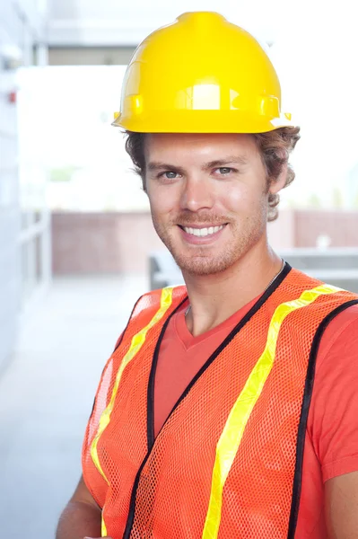 Retrato de um jovem trabalhador da construção civil — Fotografia de Stock