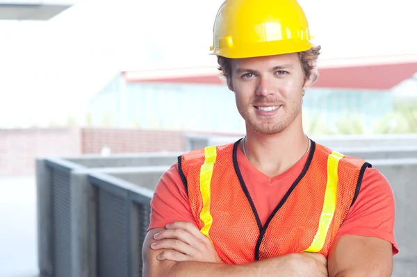 Porträt eines jungen Bauarbeiters — Stockfoto