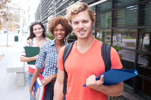 Glückliche Gruppe von College-Studenten — Stockfoto