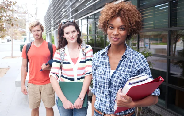 Felice gruppo di studenti universitari — Foto Stock