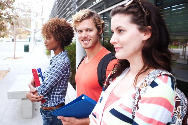 Felice gruppo di studenti universitari — Foto Stock