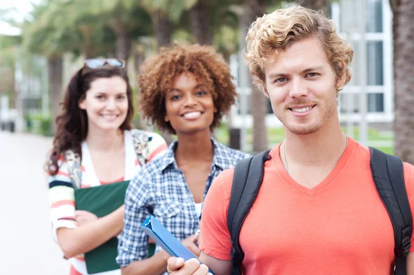 Heureux groupe d'étudiants du collège — Photo