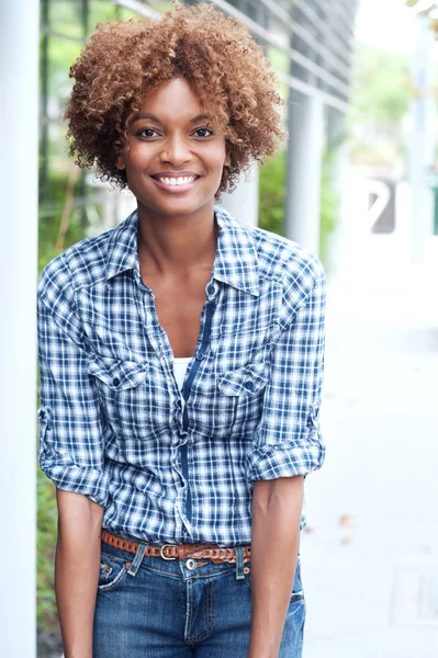 Ganska afroamerikanska högskolestudent — Stockfoto