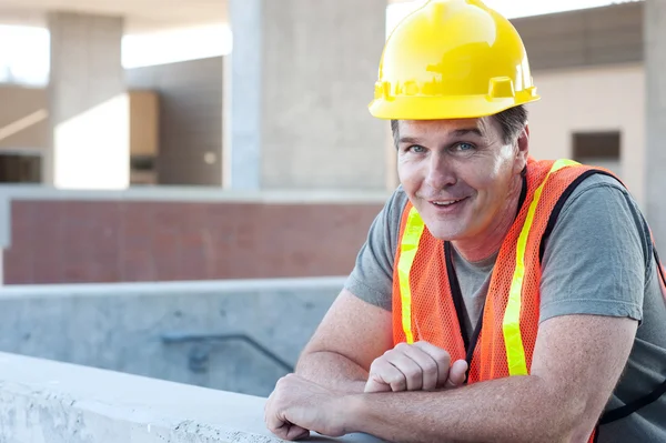 Portret van een volwassen bouwvakker buiten — Stockfoto