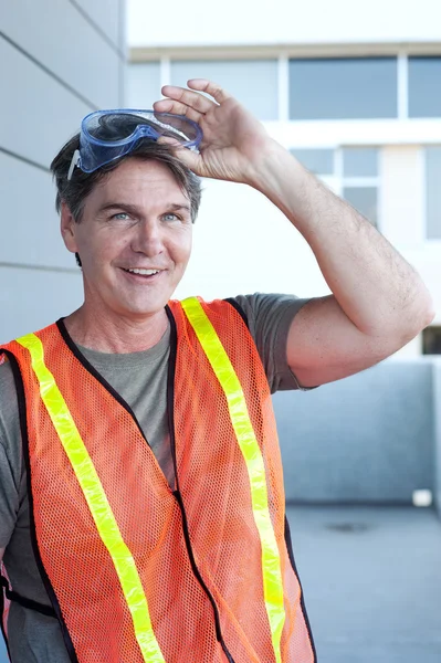 Portret van een volwassen bouwvakker buiten — Stockfoto