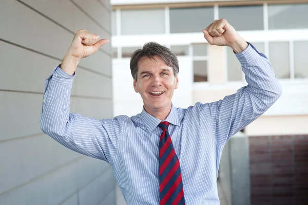 Porträt eines reifen Geschäftsmannes, der feiert — Stockfoto