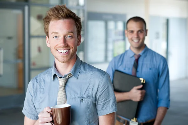 Porträtt av två unga stilig affärsmän — Stockfoto