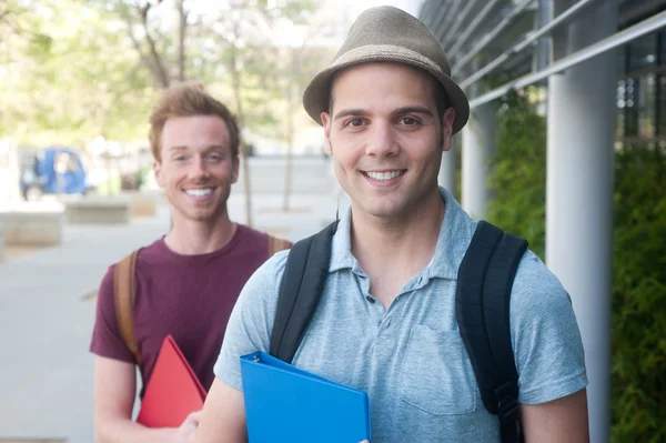 Par glada unga manliga studenter — Stockfoto