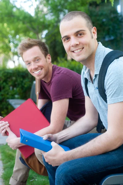 Par glada unga manliga studenter — Stockfoto