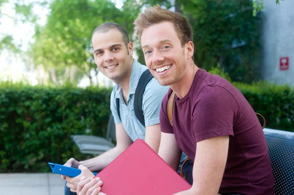 Par glada unga manliga studenter — Stockfoto