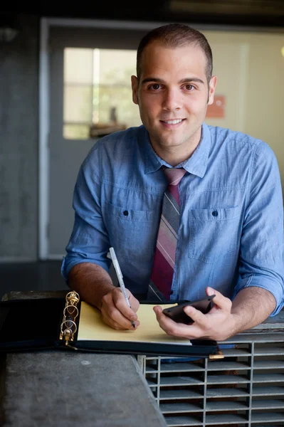 Portrait d'un jeune homme d'affaires beau — Photo