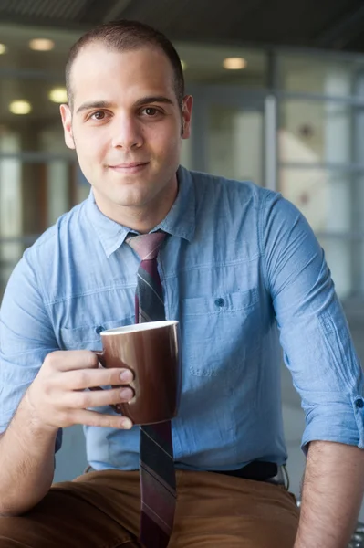 Portret van een jonge knappe zakenman — Stockfoto