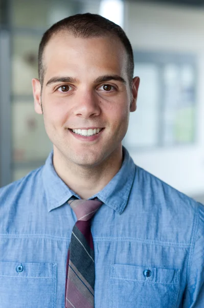 Retrato de um jovem empresário bonito — Fotografia de Stock