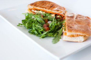 İtalyan ciabatta Panini tavuk ve domatesli sandviç