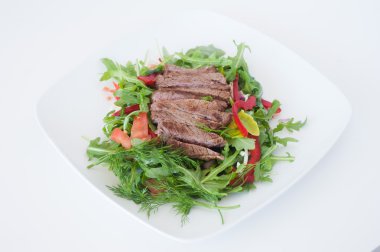 taze kıyılmış biftek salata tabağı