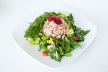 çilek ile tepesinde taze doğranmış ton balıklı salata