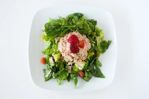 Çilek ile tepesinde taze doğranmış ton balıklı salata — Stok fotoğraf