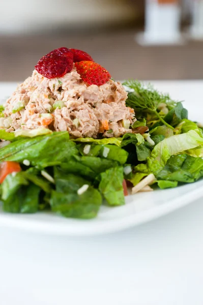 Färsk hackad tonfisk sallad toppad med jordgubbar — Stockfoto
