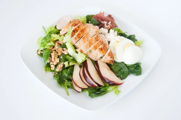 Plato de ensalada de pollo a la parrilla picada fresca — Foto de Stock