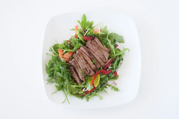 Teller mit frisch gehacktem Steaksalat — Stockfoto