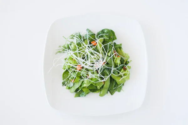 Teller mit frisch gehacktem Salat — Stockfoto