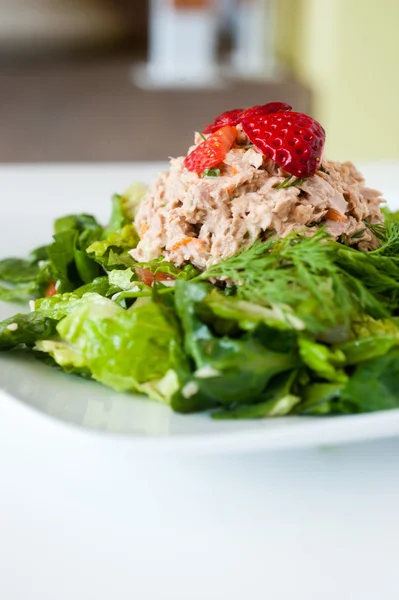 Ensalada de atún picado fresco rematado con fresas — Foto de Stock