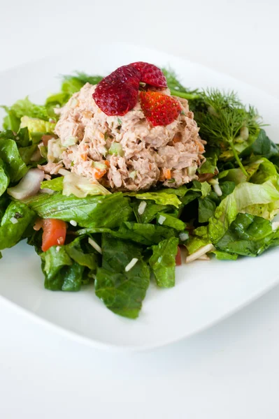 Свежий нарезанный салат из тунца с клубникой — стоковое фото