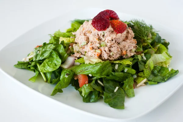 Färsk hackad tonfisk sallad toppad med jordgubbar — Stockfoto