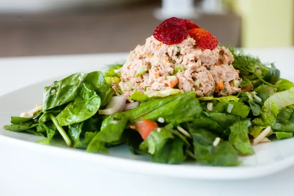 Vers gehakte tonijnsalade gegarneerd met aardbeien — Stockfoto