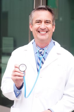 gülümseyen hastane doktor