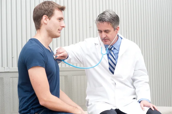 Reifer Arzt mit Patient — Stockfoto