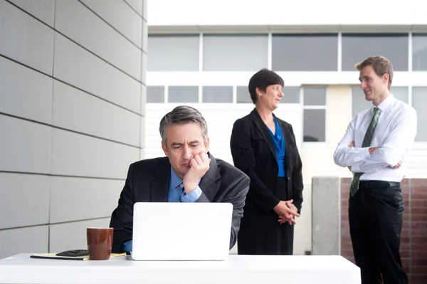 Affärsman under stress, trötthet och huvudvärk — Stockfoto